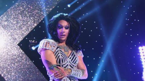 Kameron Michaels, the people's champion of Season 10, isn't quite sure what's happening below but is revolted at the sight of it.